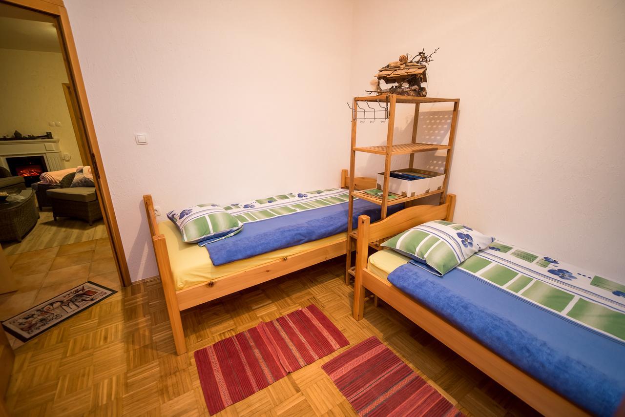 Guest House Frata Dvor Extérieur photo